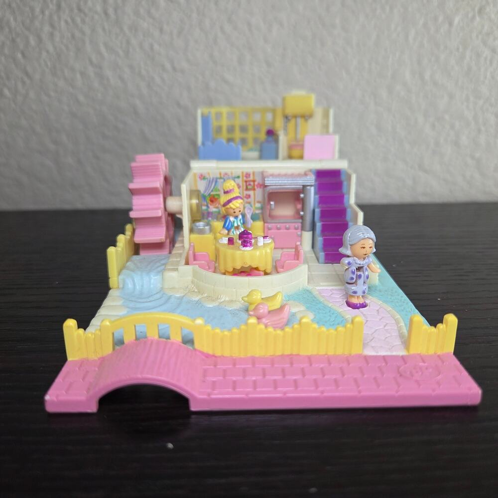Vintage 1994 Polly Pocket Bluebird Grandma's Cottage with 2 Figures